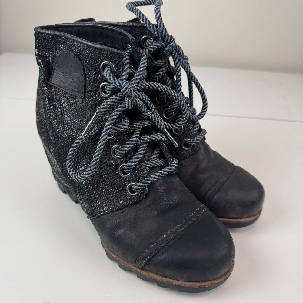 Sorel Hidden Wedge Boots Black snake pattern lace up Womens 7